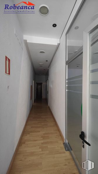 Oficina en alquiler en Calle Álamos, Arévalo, Ávila, 05200 con accesorio, edificio, interiorismo, suelo, madera, piso, pasillo, techo, material compuesto y puerta alrededor