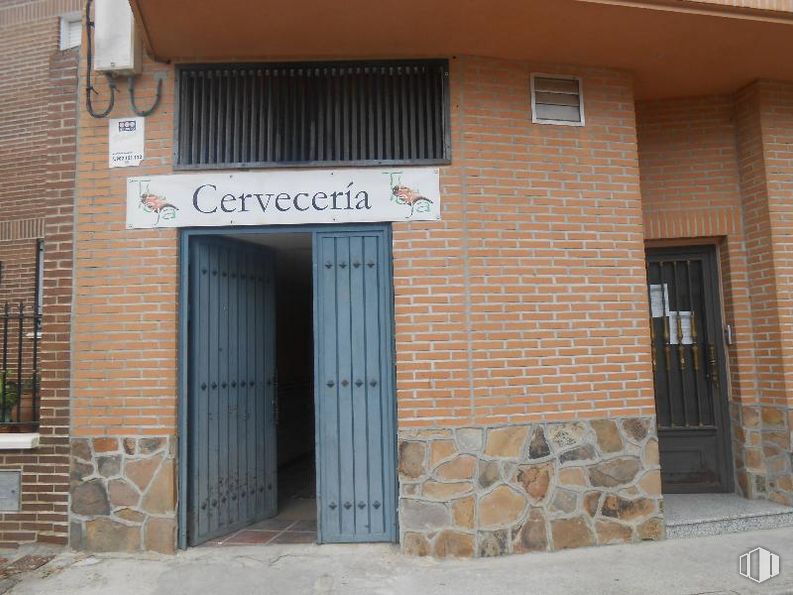 Retail for sale at Calle Barraguillo, 21, Segurilla, Toledo, 45621 with door, window, property, fixture, wood, plant, architecture, brickwork, building material and brick around