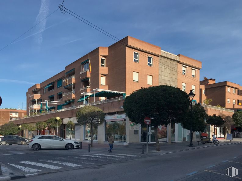 Retail for sale at Calle María Zayas, Arganda del Rey, Madrid, 28500 with car, building, sky, window, cloud, street light, wheel, urban design, condominium and thoroughfare around