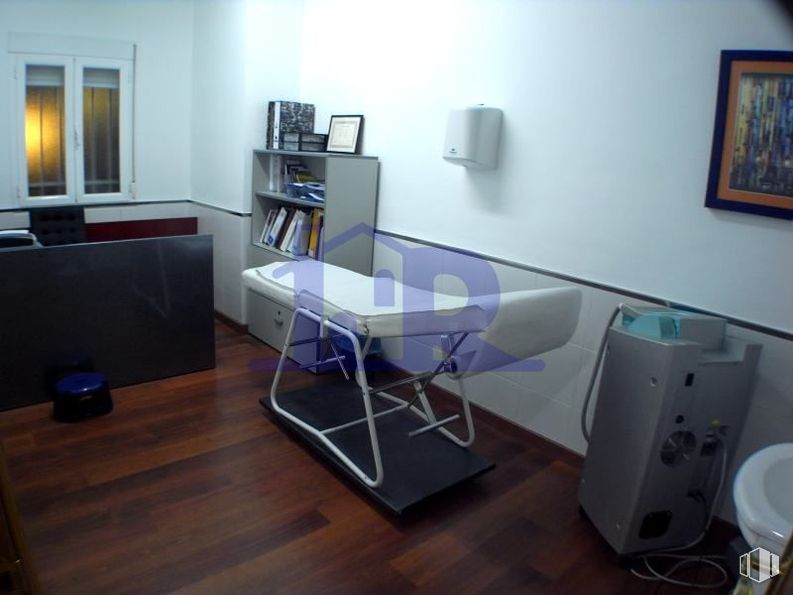 Retail for sale & for rent at Zona Reyes Católicos, Cuenca, 16004 with picture frame, furniture, flooring, floor, room, chair, clinic, hardwood, wood flooring and medical around