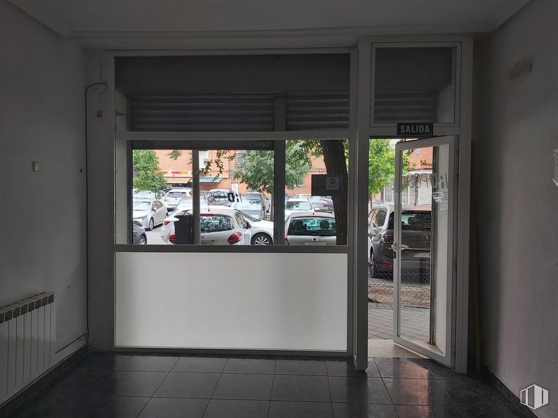 Retail for rent at Calle Corregidor José de Pasamonte, 21, Moratalaz, Madrid, 28030 with door, car, vehicle, fixture, plant, window, automotive design, automotive exterior, vehicle door and building around