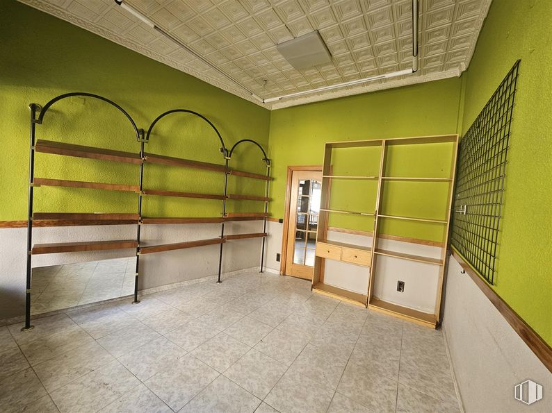 Retail for rent at Calle Grande, Quintanar de la Orden, Toledo, 45800 with bookcase, door, furniture, interior design, floor, flooring, real estate, building, ceiling and symmetry around