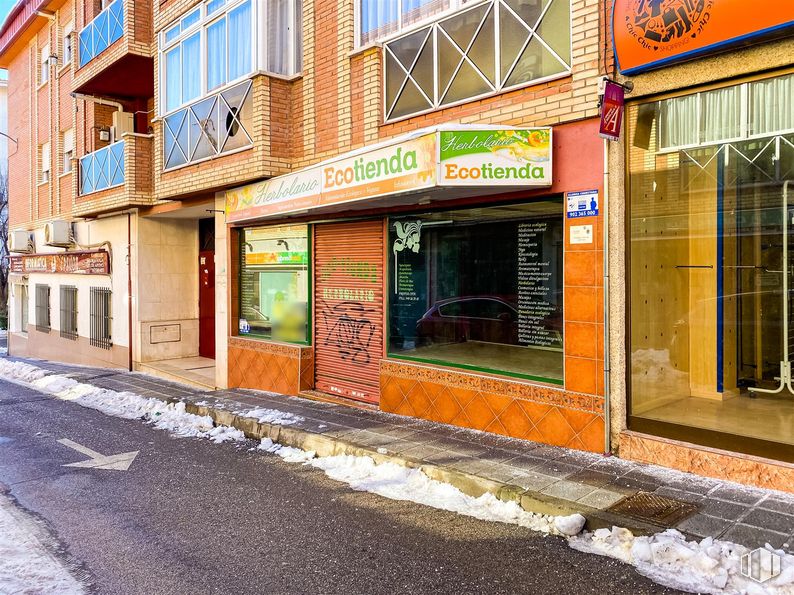 Retail for sale at Zona centro, Azuqueca de Henares, Guadalajara, 19200 with window, building, door, fixture, facade, wood, road surface, city, tints and shades and mixed-use around