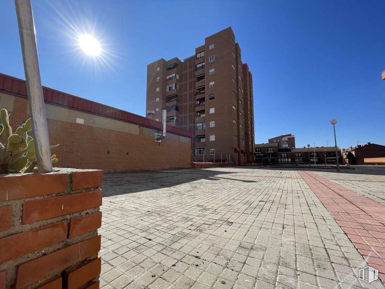 Retail for sale at Calle Río Mimbre, 9, Toledo, 45007 with building, sky, window, street light, road surface, infrastructure, asphalt, architecture, plant and sunlight around