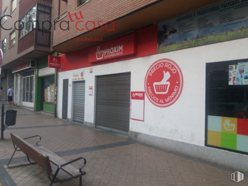 Retail for rent at Zona Conde de Sepúlveda, Segovia, 40002 with bench, building, outdoor bench, window, door, gas, facade, font, city and fixture around