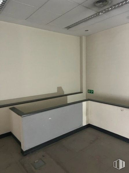 Retail for sale & for rent at Zona Los Madroños, Collado Villalba, Madrid, 28400 with furniture, rectangle, wood, interior design, shade, flooring, floor, wall, fixture and hardwood around