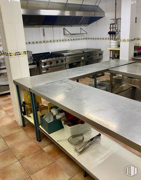 Local en venta en Zona centro, Collado Villalba, Madrid, 28400 con mesa, ebanistería, madera, encimera, suelos, cocina, suelo, aparato de cocina, rectángulo y gas alrededor