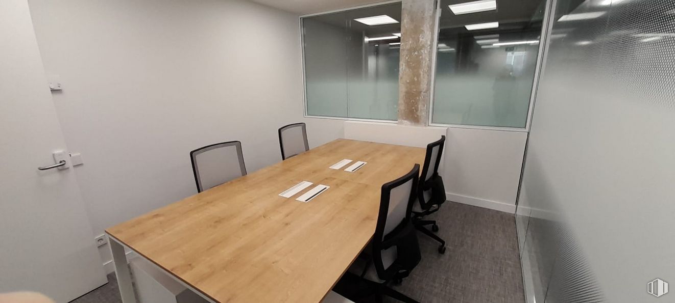 Oficina en alquiler en Calle Manuel Tovar, 31, Fuencarral - El Pardo, Madrid, 28034 con mesa, silla, mueble, mesa de sala de conferencias, escritorio, diseño de interiores, madera, pavimentos, piso y edificio alrededor