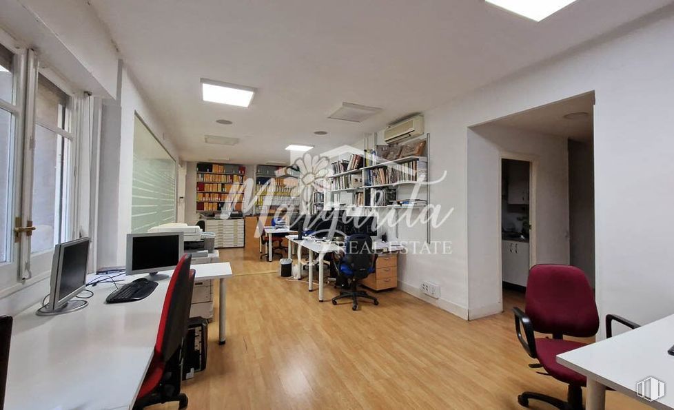 Oficina en venta en Calle Quintana, Moncloa - Aravaca, Madrid, 28008 con pantalla de ordenador, silla, mueble, propiedad, mesa, edificio, estante, arquitectura, madera y estantería alrededor