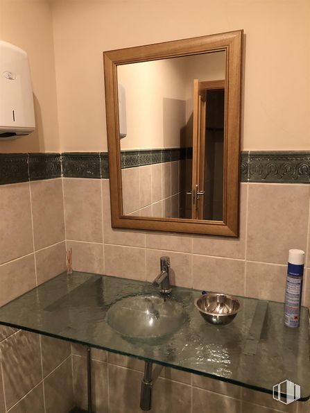 Industrial for sale at San Crispín - La Estación Consorcio, Colmenar Viejo, Madrid, 28770 with mirror, sink, countertop, flooring, interior design, floor, brown, bathroom sink, plumbing fixture and tile around