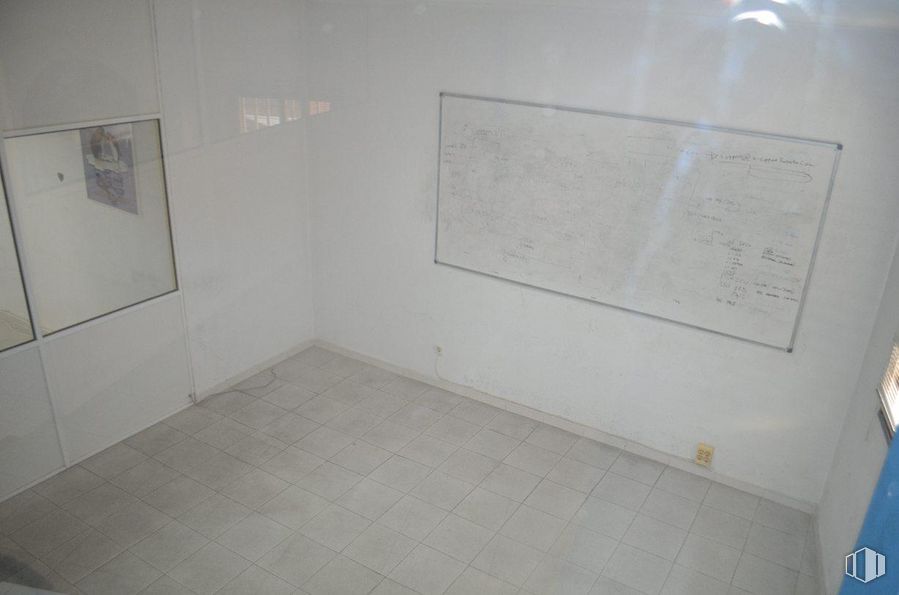 Retail for rent at Zona Estación, Las Rozas de Madrid, Madrid, 28230 with picture frame, flooring, floor, font, ceiling, art, glass, composite material, space and handwriting around