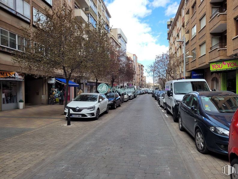 Retail for rent at Calle José Zorrilla, Segovia, 40002 with car, tire, wheel, automotive parking light, land vehicle, vehicle, building, window, infrastructure and motor vehicle around