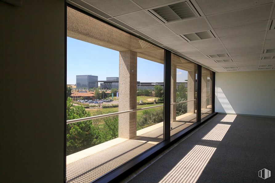 Office for rent at Edificio Bruselas, Avenida Europa, 4, Alcobendas, Madrid, 28108 with window, sky, building, plant, shade, fixture, interior design, urban design, house and residential area around