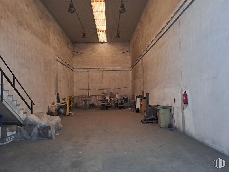 Industrial for sale at Zona Altos del Olivar - El Caracol, Valdemoro, Madrid, 28341 with fixture, building, floor, flooring, composite material, gas, concrete, wood, ceiling and engineering around