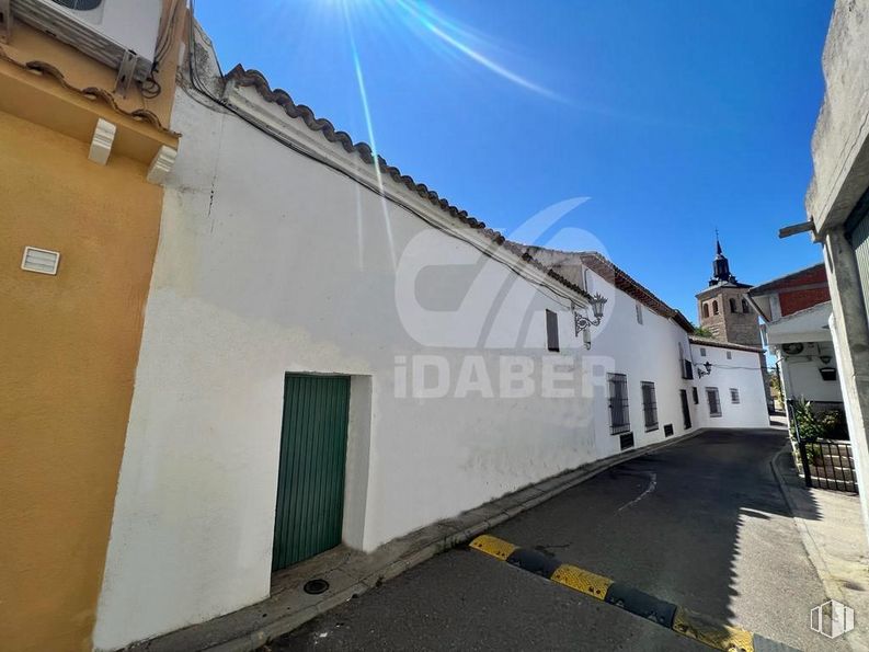 Industrial for sale at Zona centro, Ugena, Toledo, 45217 with door, sky, daytime, building, window, azure, house, neighbourhood, street light and road surface around