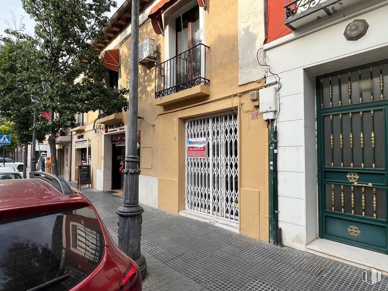 Local en alquiler en Calle Stuart, 63, Aranjuez, Madrid, 28300 con ventana, vehículo terrestre, edificio, coche, vehículo, iluminación del automóvil, vehículo de motor, luces traseras y de freno, casa y barrio alrededor