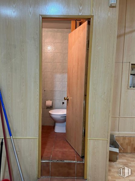 Retail for rent at Calle Dos Hermanas, 16, Centro, Madrid, 28012 with toilet, door, flooring, floor, wood, hardwood, wood stain, composite material, tile and room around