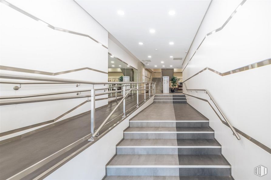 Oficina en alquiler en Plaza Carlos Trías Bertrán, 4, Tetuán, Madrid, 28020 con alumbrado, escaleras, edificio, madera, interiorismo, casa, suelo, suelos, techo y vidrio alrededor