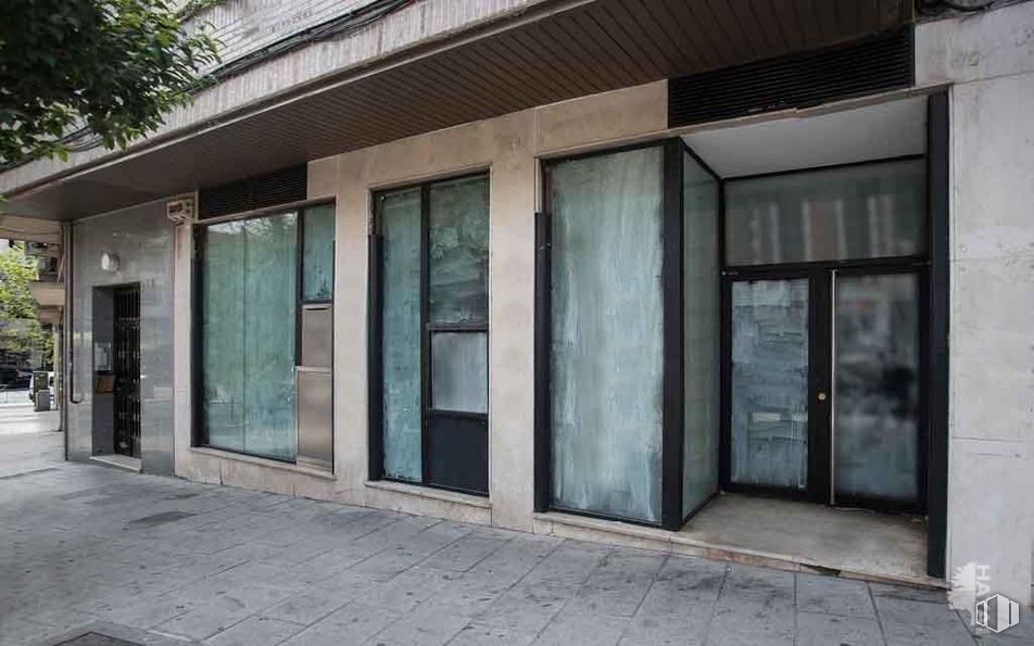 Local en venta en Plaza Salvador, 8, Leganés, Madrid, 28911 con puerta, ventana, edificio, accesorio, árbol, planta, fachada, material compuesto, madera y sombra alrededor