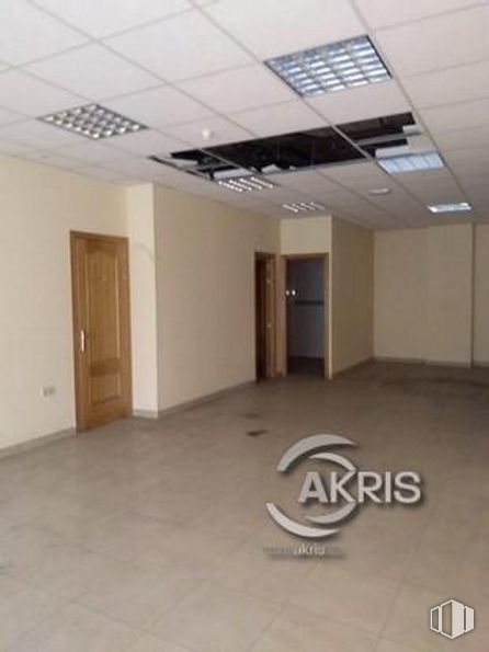 Retail for sale at Ronda Buenavista, Toledo, 04005 with door, fixture, interior design, building, flooring, floor, hall, real estate, ceiling and wood around