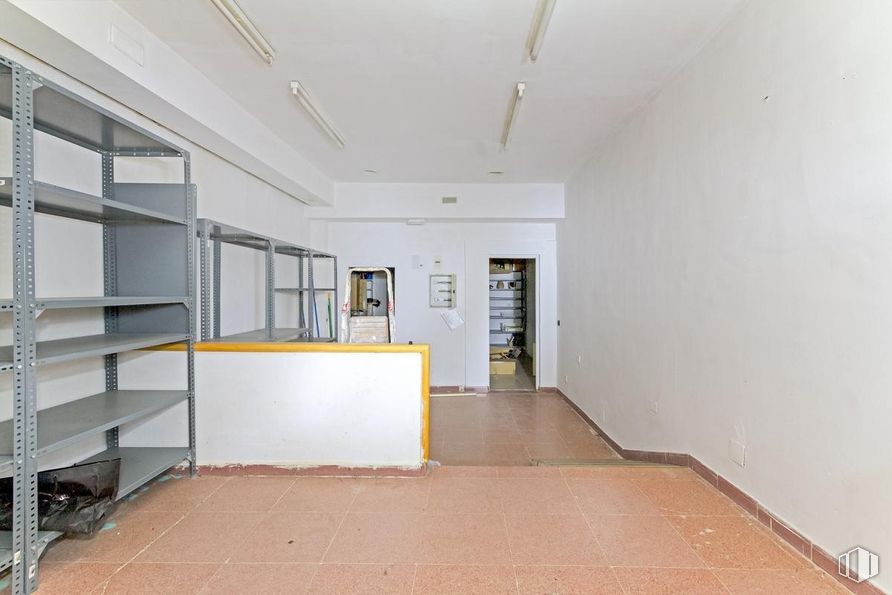 Local en venta en Calle Doctor Fleming, Guadalajara, 19003 con estantería, mueble, hall, edificio, suelos, suelo, madera, estante, estantería y accesorio alrededor