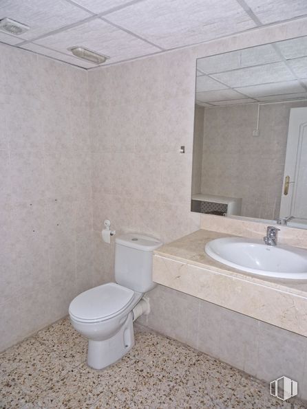 Office for rent at Calle Muñoz Urra, 7, Talavera de la Reina, Toledo, 45600 with toilet, sink, mirror, plumbing fixture, tap, property, bathroom sink, bathroom, building and purple around