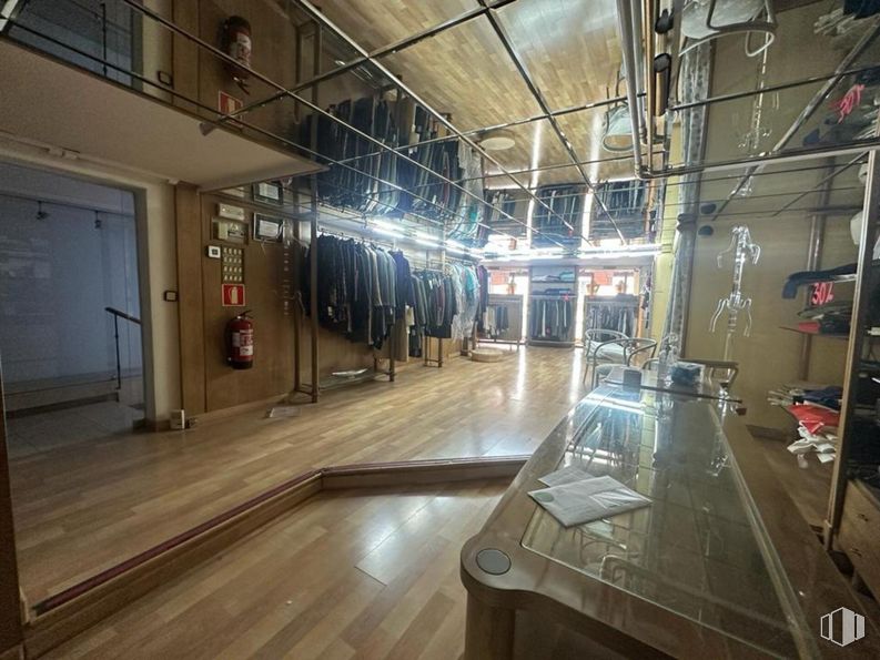 Retail for sale at Centro, Cuenca, 16001 with table top, interior design, architecture, floor, flooring, fixture, wood, electricity, building and hall around