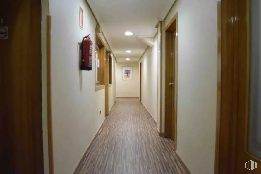 Oficina en alquiler en Calle Capitán Haya, 60, Tetuán, Madrid, 28020 con madera, accesorio, suelos, suelo, puerta, hall, edificio, casa, madera dura y techo alrededor