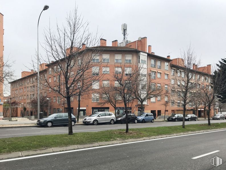 Local en alquiler en Calle Fuente Carrantona, 36, Moratalaz, Madrid, 28030 con coche, edificio, cielo, planta, rueda, día, propiedad, ventana, luz de la calle y vehículo alrededor