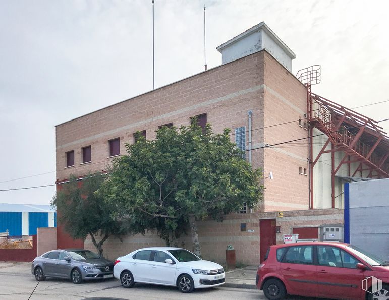 Nave en alquiler en Calle del Uranio, 10, San Martín de la Vega, Madrid, 28330 con coche, edificio, rueda, luz de estacionamiento automotriz, cielo, neumático, vehículo terrestre, vehículo, propiedad y ventana alrededor