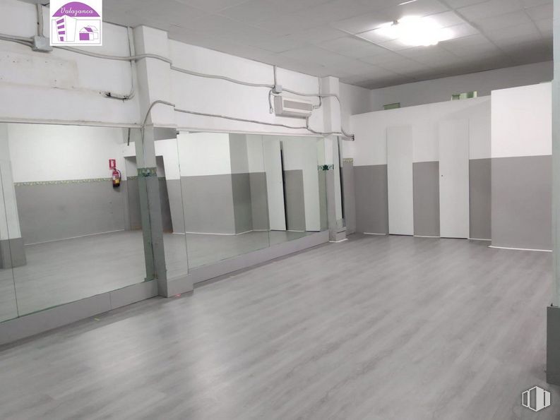 Local en alquiler en Zona Renfe, Parla, Madrid, 28980 con alumbrado, edificio, suelo, accesorio, gris, piso, pasillo, propiedad material, madera y vidrio alrededor