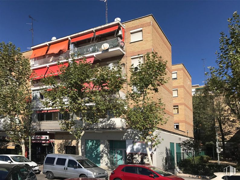 Retail for rent at Avenida de Portugal, Móstoles, Madrid, 28933 with car, van, building, window, apartment, neighbourhood, residential area, condominium, urban design and mixed-use around