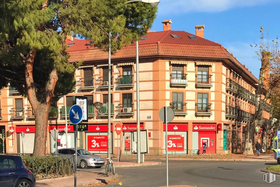 Local en alquiler en Calle Ronda Fiscal, Alcalá de Henares, Madrid, 28803 con coche, edificio, planta, cielo, propiedad, ventana, árbol, vehículo, arquitectura y diseño urbano alrededor