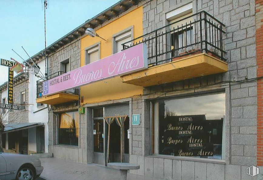 Local en alquiler en Zona Villacastín, Villacastín, Segovia, 40150 con coche, ventana, edificio, neumático, vehículo terrestre, planta, propiedad, rueda, cielo y vehículo alrededor