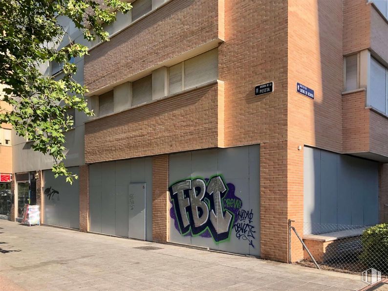 Local en venta en Avenida Peseta, Carabanchel, Madrid, 28054 con edificio, arquitectura, diseño urbano, planta, pared, zona residencial, fachada, ladrillo, sombra y arte alrededor