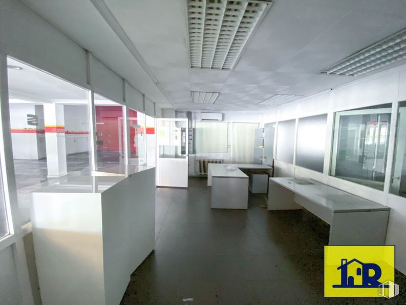 Industrial for sale & for rent at Avenida Cruz Roja Española, Cuenca, 16002 with table, fixture, building, interior design, floor, flooring, wall, automotive design, material property and glass around