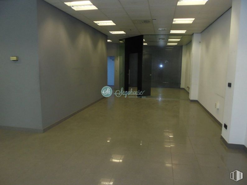 Retail for rent at Avenida Vía Roma, Segovia, 40003 with fixture, hall, tile flooring, floor, flooring, ceiling, building, door, wood and plaster around