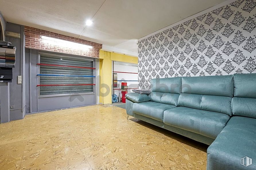 Retail for sale at Calle Gerardo de Diego, 1, Puente de Vallecas, Madrid, 28038 with couch, property, interior design, wood, studio couch, architecture, flooring, floor, comfort and wall around