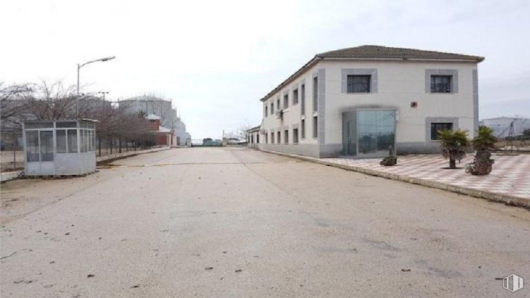 Industrial for sale at Carretera Finca Chaparro - Monte Encinar, Tarancón, Cuenca, 16400 with house, sky, window, cloud, plant, building, street light, land lot, asphalt and road surface around