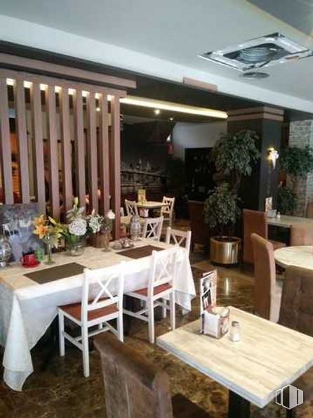 Local en alquiler en Calle de la Oca, Carabanchel, Madrid, 28025 con silla, mesa de cocina y comedor, mesa, mesa, mueble, propiedad, planta, planta de interior, maceta y interiorismo alrededor