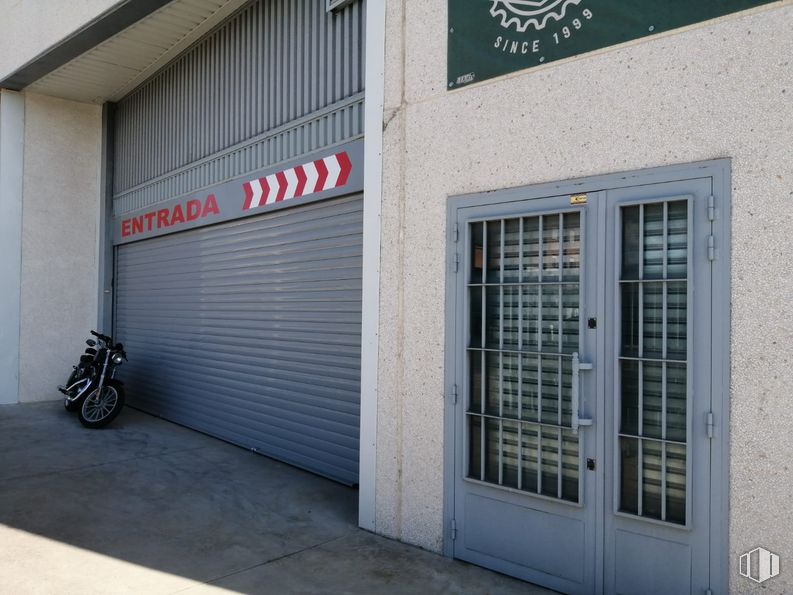 Nave en alquiler y venta en Calle Puerto Navafría, 31, Móstoles, Madrid, 28935 con motocicleta, puerta, rueda, neumático, neumático de automoción, accesorio, pared, fachada, material compuesto y fuente alrededor