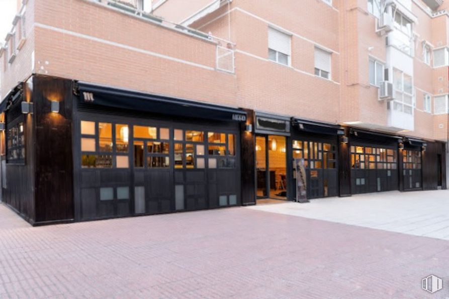 Local en alquiler en Calle María Tubau, Fuencarral - El Pardo, Madrid, 28050 con ventana, edificio, diseño urbano, fachada, condominio, ciudad, acera, accesorio, edificio comercial y puerta alrededor