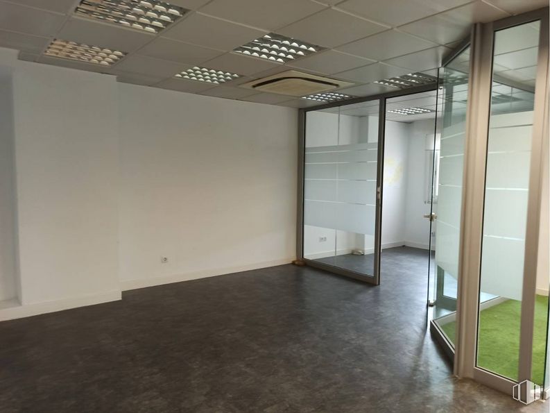 Oficina en alquiler en Avenida de Brasil, 4, Tetuán, Madrid, 28020 con accesorio, suelo, piso, entrada, edificio, exterior automotriz, material compuesto, vidrio, techo y aluminio alrededor