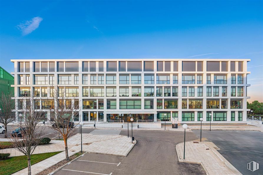 Oficina en alquiler en Camino Cerro de los Gamos, 1, Pozuelo de Alarcón, Madrid, 28224 con edificio, cielo, planta, ventana, diseño urbano, casa, condominio, árbol, inmobiliario y fachada alrededor