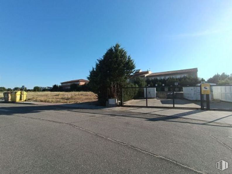 Land for sale at Calle Cabeza Tocón, Valmojado, Toledo, 45940 with building, sky, road surface, asphalt, shade, land lot, plant, tar, tree and residential area around