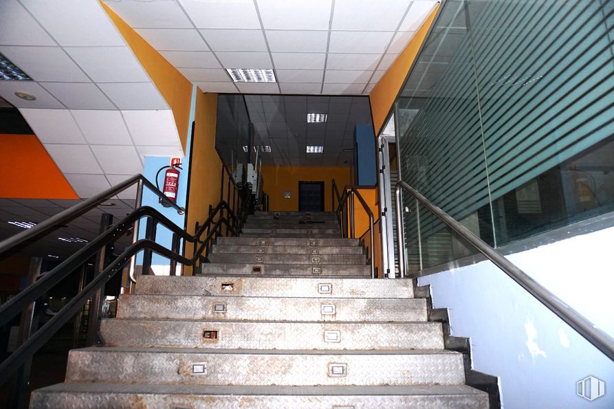 Retail for sale at Avenida Inmaculada Concepción, 50, Ávila, 05005 with property, stairs, architecture, wood, fixture, flooring, floor, symmetry, handrail and ceiling around