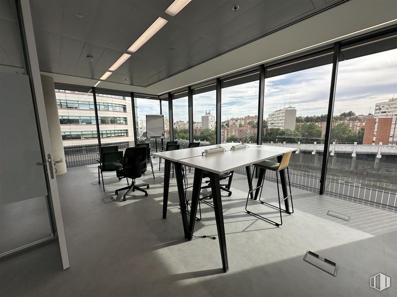 Office for rent at Edificio Helios, Spaces Campo Naciones, Hortaleza, Madrid, 28033 with chair, table, door, building, furniture, window, fixture, interior design, wood and floor around