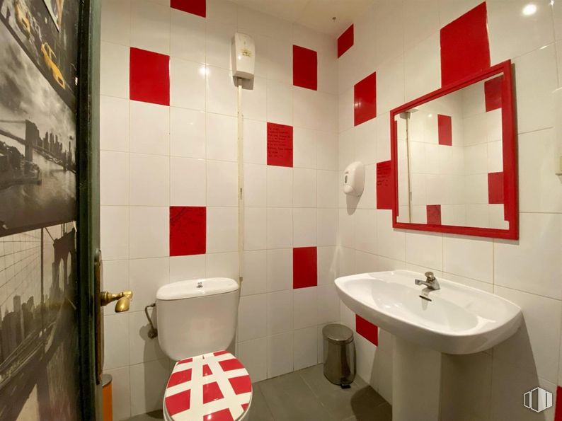 Retail for rent at Zona centro, Mora, Toledo, 45400 with toilet, sink, mirror, plumbing fixture, property, photograph, bathroom sink, bathroom, tap and building around