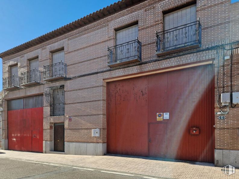 Industrial for sale at Calle Gibraltar Español, Torrijos, Toledo, 45500 with door, window, fixture, wood, brick, brickwork, asphalt, real estate, facade and road surface around