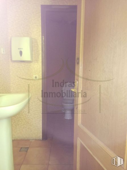 Retail for rent at Centro Urbano, San Sebastián de los Reyes, Madrid, 28700 with sink, property, fixture, purple, building, wood, door, bathroom, shower door and wall around